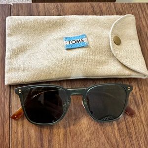 EUC Toms olive wayfarer sunglasses